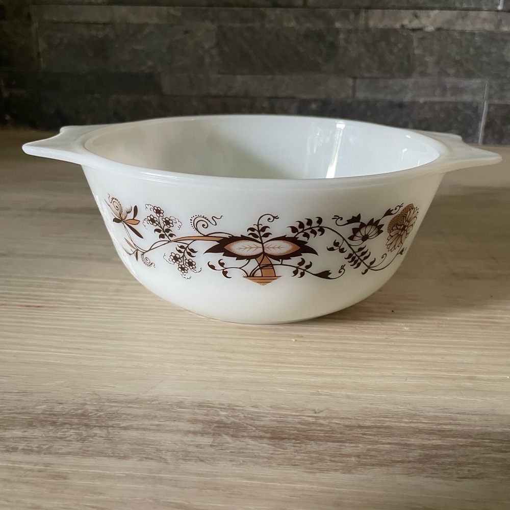 Vintage Pyrex Casserole/Serving Dish